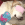 Cão dourado com tampa de olhos cor-de-rosa e brinquedo azul
