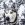 Fehér és fekete kutya egy havas szabadtéri területen, hópelyhekkel a fejére hullott.
