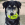 Schwarzer und weißer Hund mit grünem KONG Quietsche-Spielzeug im Maul.