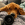 Een bassethond met flaporen ligt op een deken met een KONG Extreme kauwspeeltje bij zijn neus.