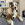 Ein weißer, brauner und schwarzer Hund, der einen KONG Plüsch in seinem Maul hält.