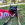 Ein braun-schwarzer Hund, der an einem roten KONG-Stab zieht.