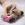 Cucciolo sdraiato che mastica un KONG rosa da cucciolo